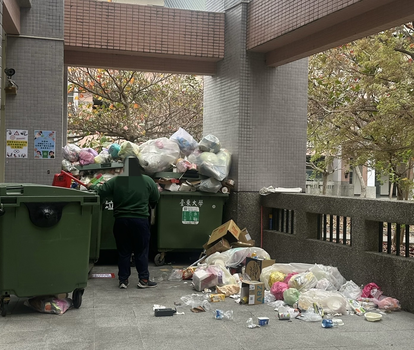 學生亂丟垃圾
