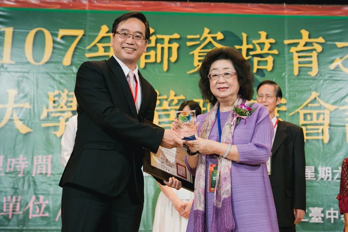 李偉俊老師榮獲107年教育實習指導教師-典範獎