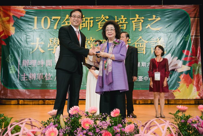 李偉俊老師榮獲107年教育實習指導教師-典範獎